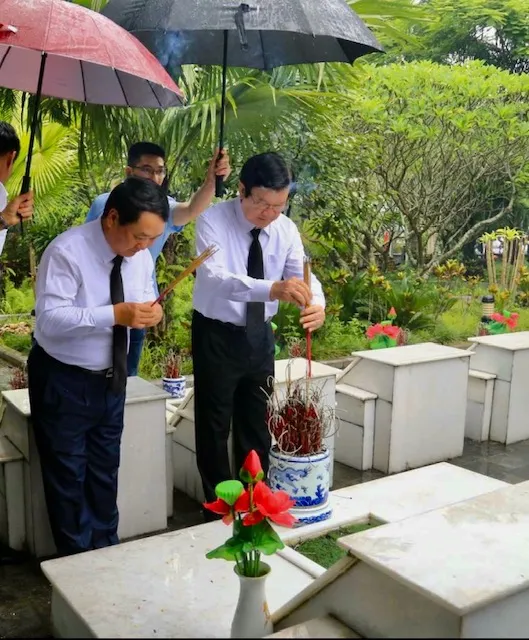 Nguyên CTN Trương Tấn Sang và Bí thư Tỉnh ủy Tuyên Quang Hầu A Lềnh viếng mộ liệt sĩ .jpg