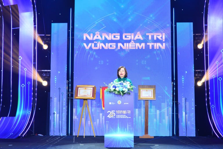 Bà Vũ Thị Chân Phương, Chủ tịch Ủy ban Chứng khoán Nhà nước phát biểu tại buổi lễ.