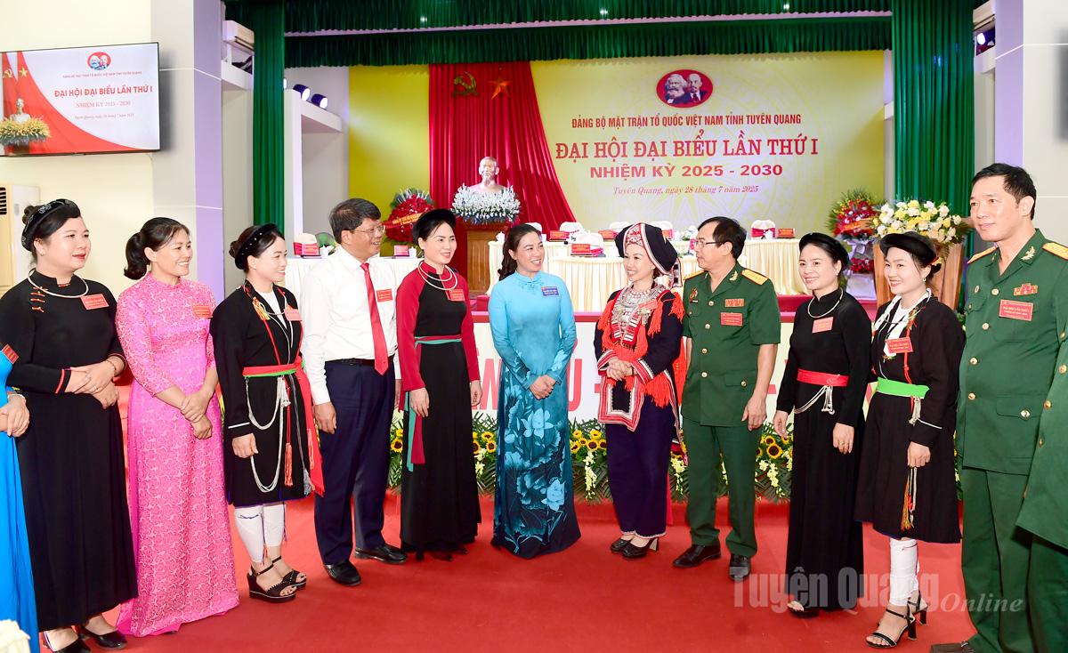 សមមិត្ត Le Thi Kim Dung អនុលេខាអចិន្ត្រៃយ៍គណៈកម្មាធិការបក្សខេត្ត លេខាគណៈកម្មាធិការបក្សនៃបណ្តាអង្គភាពខេត្តបានពិភាក្សាជាមួយគណៈប្រតិភូនៅមហាសន្និបាត។