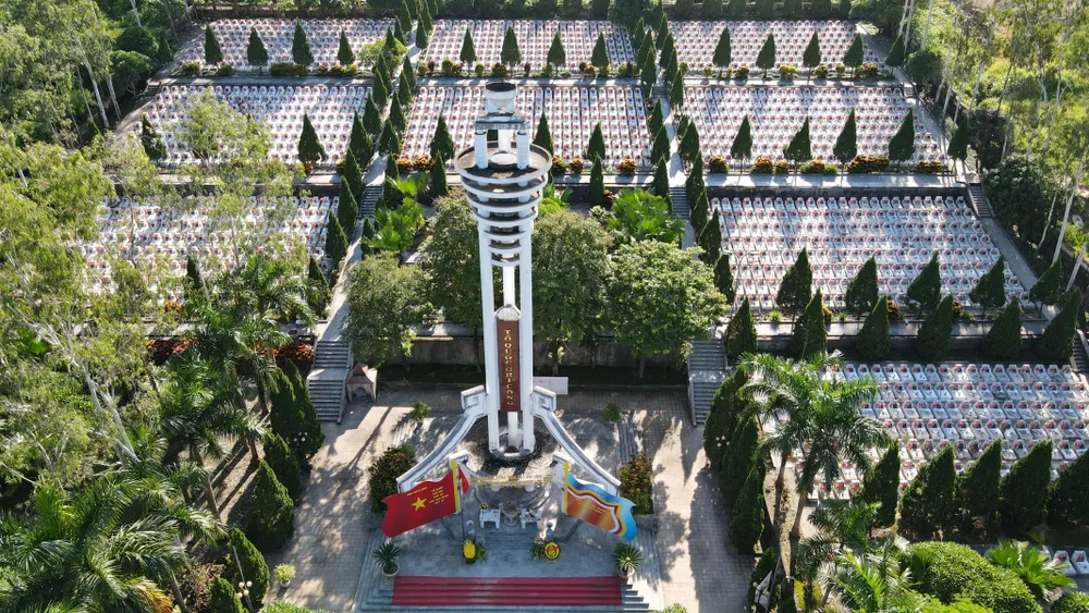 nghia trang liet si Vị Xuyên thay áo mới.jpg