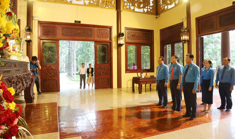 Dâng hương tại Khu Lưu niệm Chủ tịch Tôn Đức Thắng và tặng quà người lao động