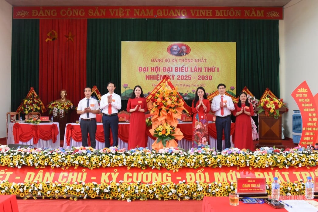 Lãnh đạo Ban Nội chính Tỉnh ủy tặng hoa chúc mừng đại hội