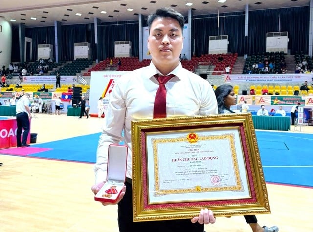 Võ sĩ Lê Văn Toàn, vận động viên Pencak Silat của Đà Nẵng, vừa được Chủ tịch nước trao tặng Huân chương Lao động hạng Nhất.