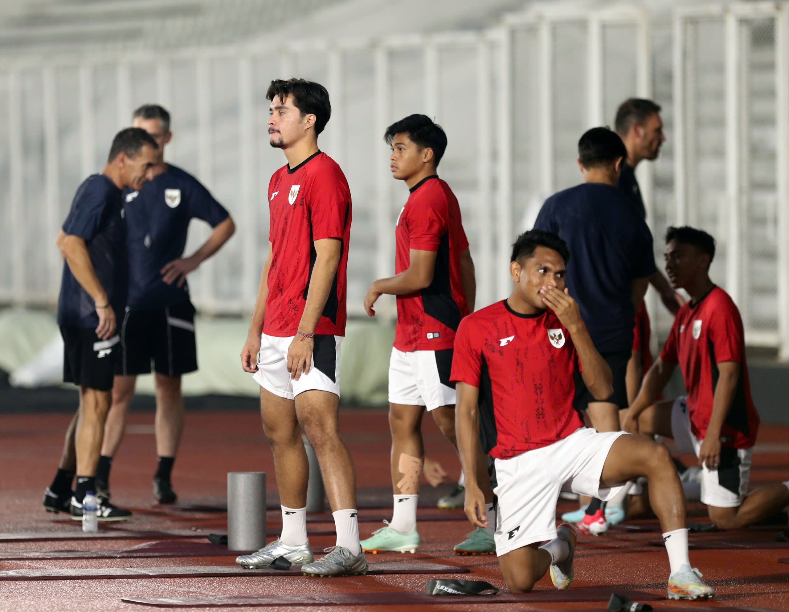 Ngôi sao nhập tịch U.23 Indonesia dán băng chằng chịt trước trận chung kết với Việt Nam- Ảnh 1.