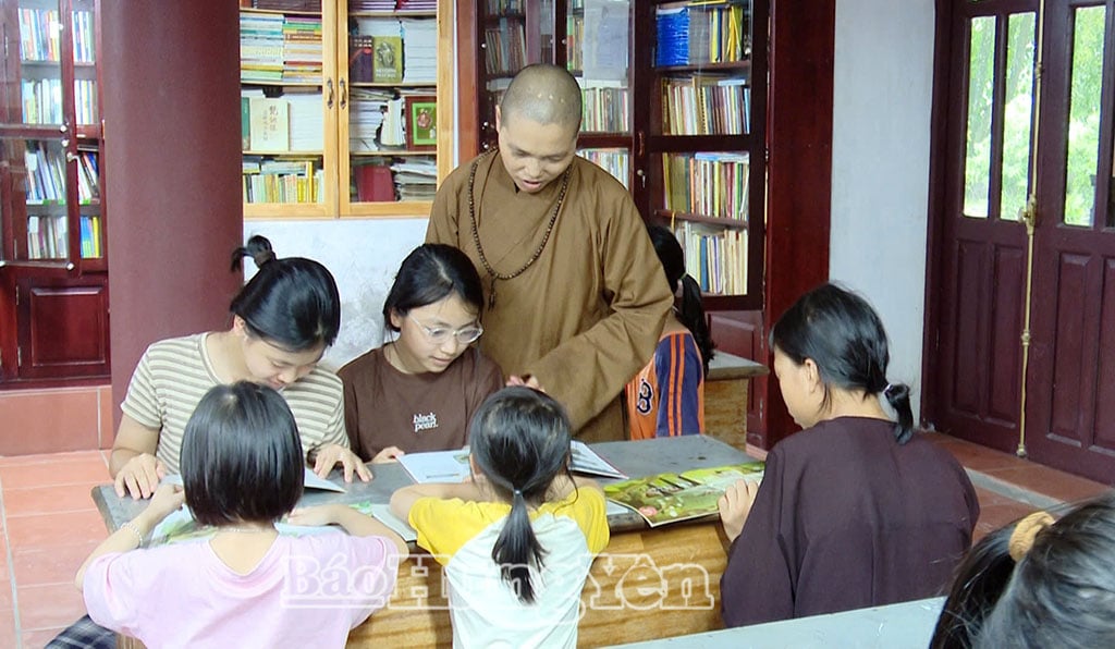 Học sinh đến đọc sách tại thư viện chùa Thiên Phúc, xã Quỳnh Phụ.