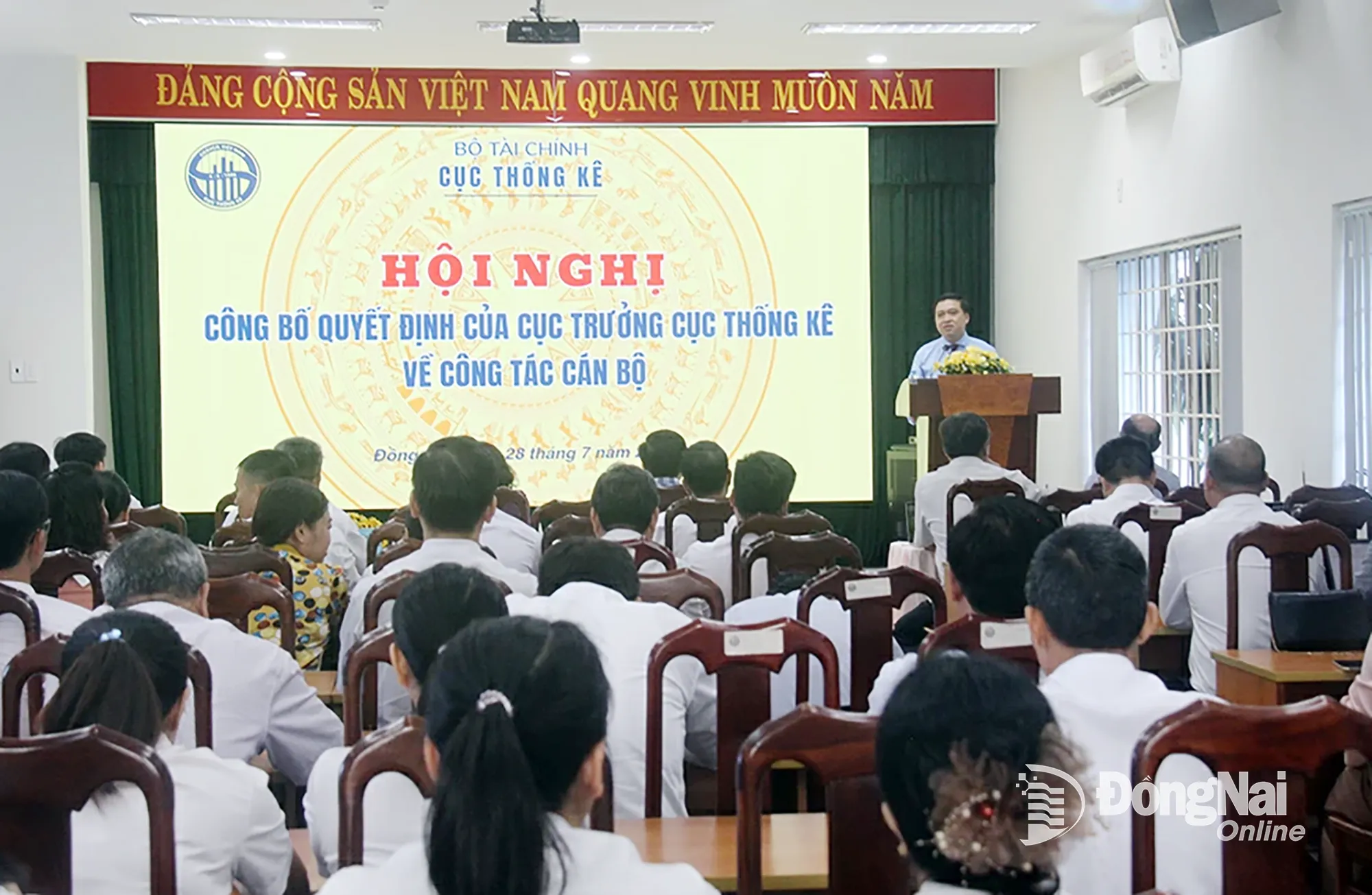 รองประธานคณะกรรมการประชาชนจังหวัด โฮ วัน ฮา กล่าวสุนทรพจน์ในการประชุม ภาพ: ไห่ กวน