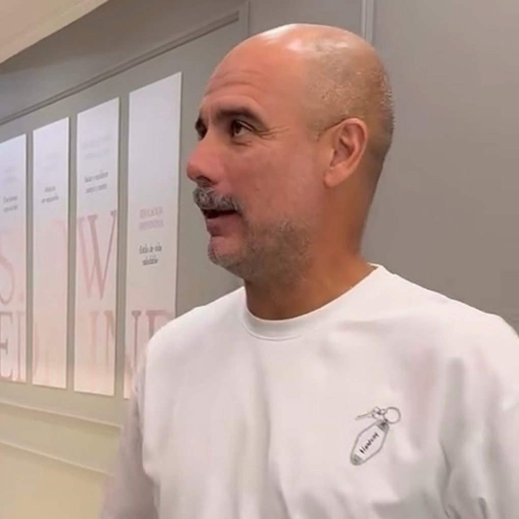 HLV Pep Guardiola khiến nhiều người bất ngờ vì vẻ ngoài khác lạ - 2