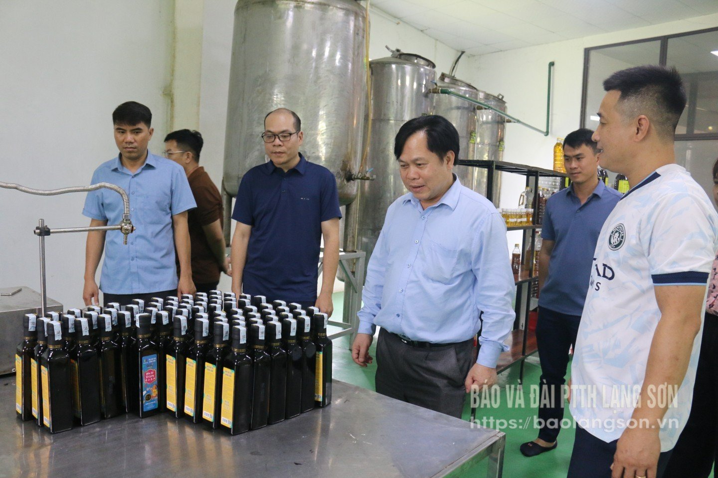 Lãnh đạo Sở Nông nghiệp và Môi trường (đứng giữa) kiểm tra nhà máy chế biến dầu sở Xứ Lạng (OCOP 3 sao)  của Công ty TNHH MTV Oceanline 