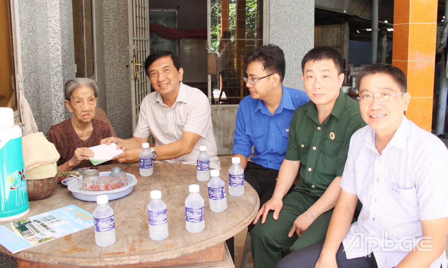Đoàn đến thăm và tặng quà Mẹ VNAH Nguyễn Thị Hiếu, xã Lương Hòa Lạc, tỉnh Đồng Tháp.