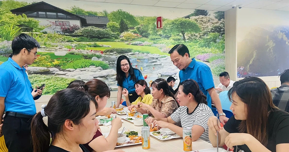 Ấm áp “Bữa cơm công đoàn” năm 2025