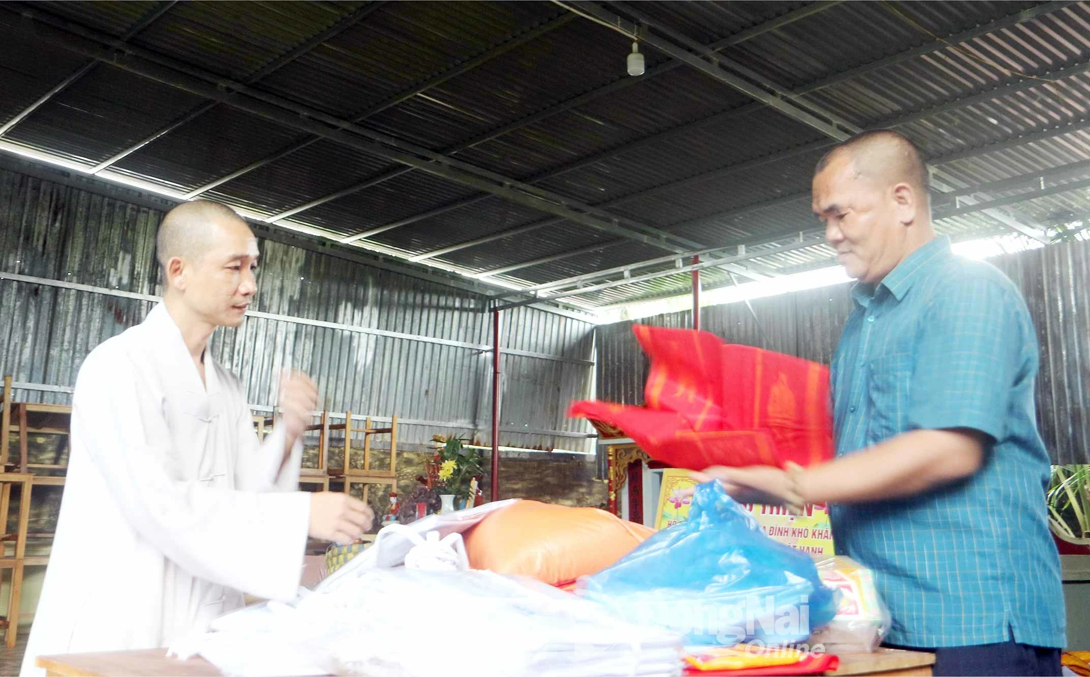 Đại đức Thích Nhuận Hành (chùa Hoàng Mai, xã Cẩm Mỹ) và ông Lê Xuân Hóa (ngụ xã Xuân Quế) lo đồ an táng cho người có hoàn cảnh khó khăn không may qua đời. Ảnh: Văn Truyên