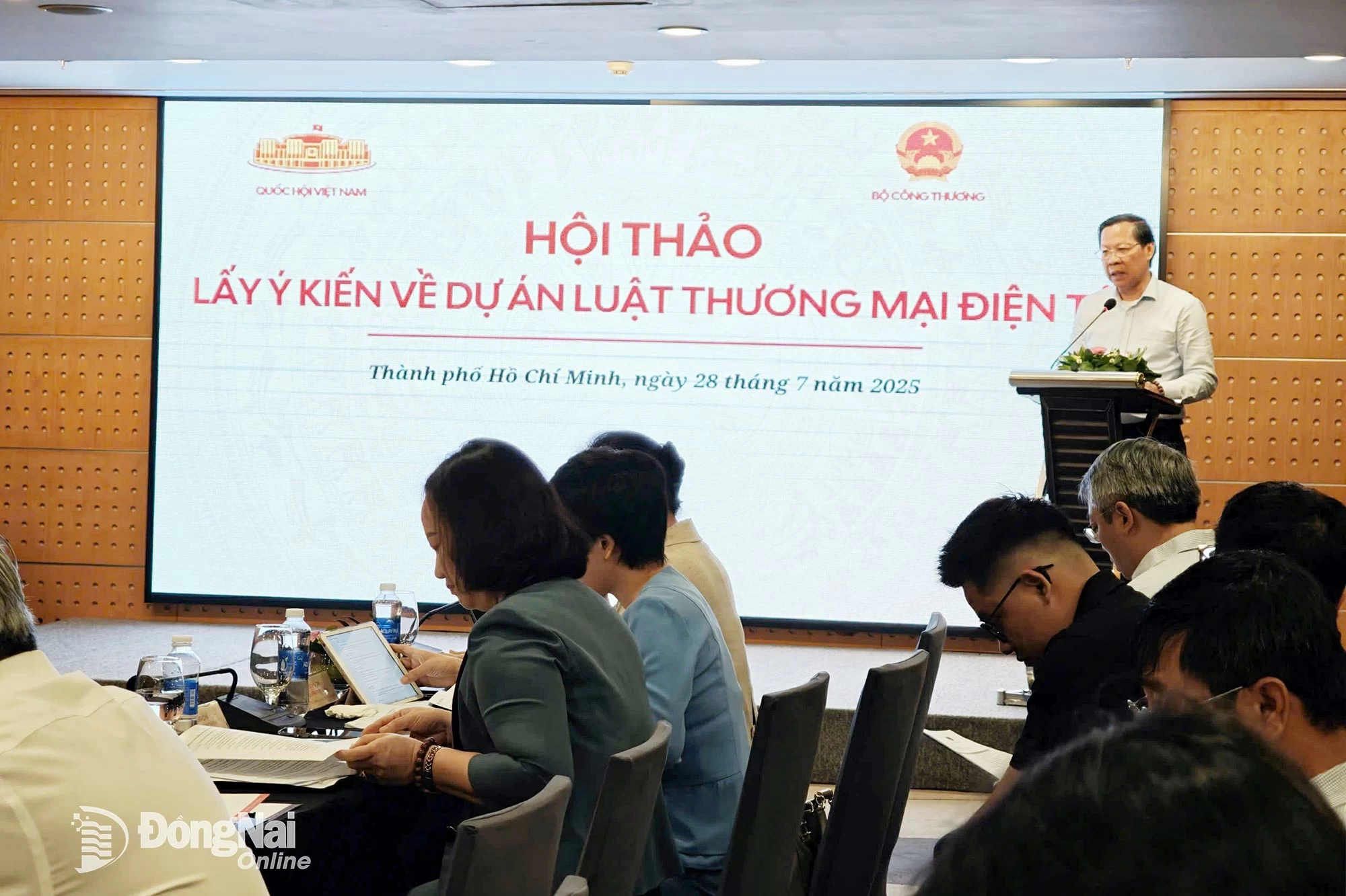 Ủy viên Trung ương Đảng, Chủ nhiệm Ủy ban Kinh tế và Tài chính của Quốc hội Phan Văn Mãi phát biểu tại hội thảo. Ảnh: CTV