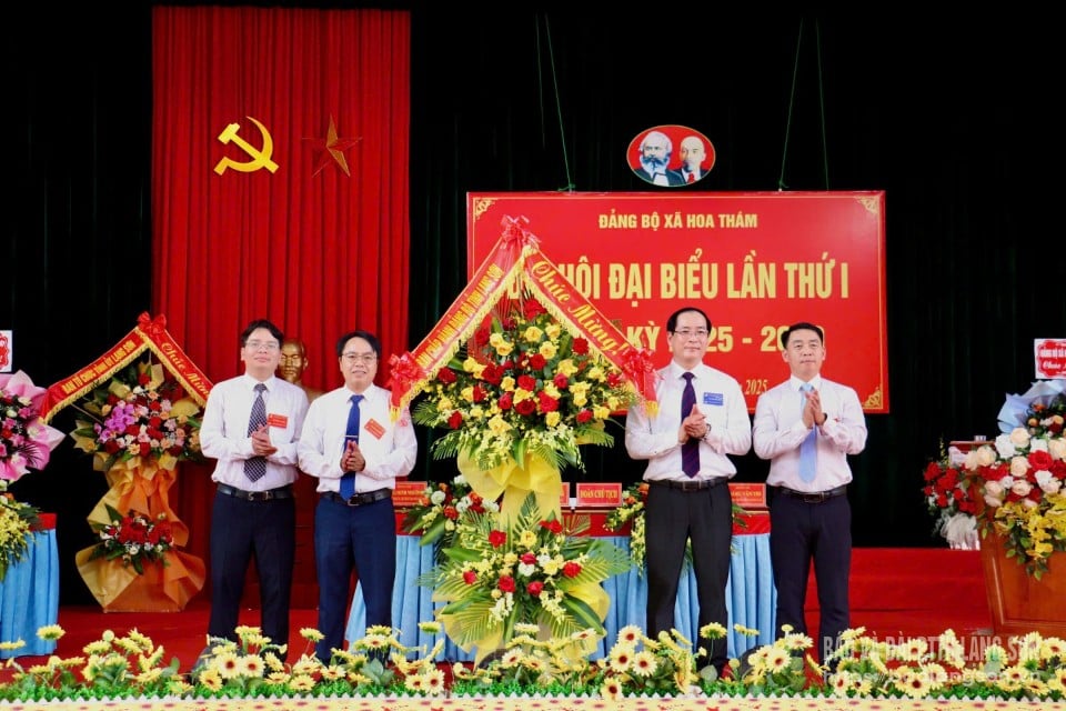 Đồng chí Dương Xuân Huyên, Uỷ viên Ban Thường vụ Tỉnh uỷ, Phó Chủ tịch Thường trực UBND tỉnh tặng hoa chúc mừng Đại hội