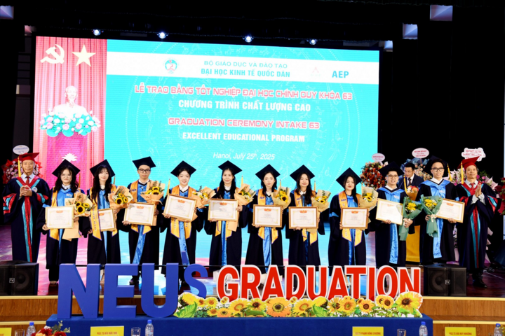 Đại diện lãnh đạo nhà trường trao giấy khen và tặng hoa chúc mừng các tân cử nhân.