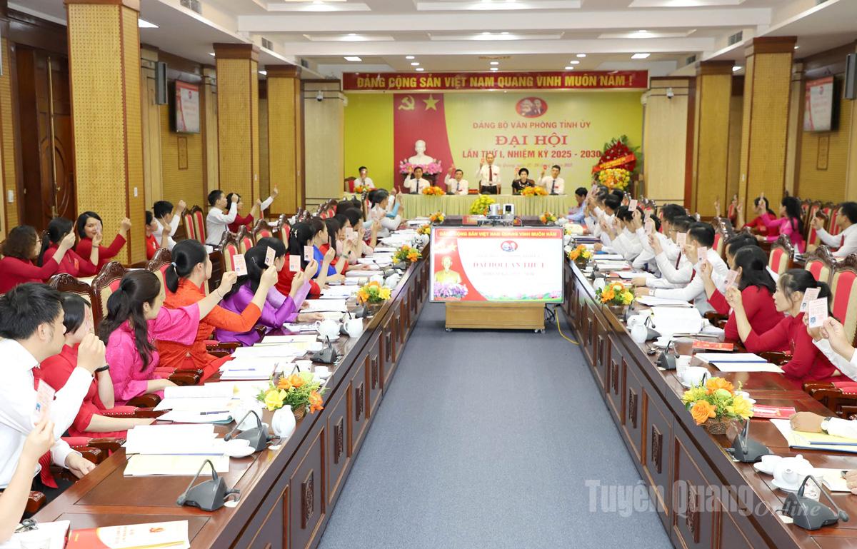 Các đại biểu biểu quyết thông qua Nghị quyết Đại hội.