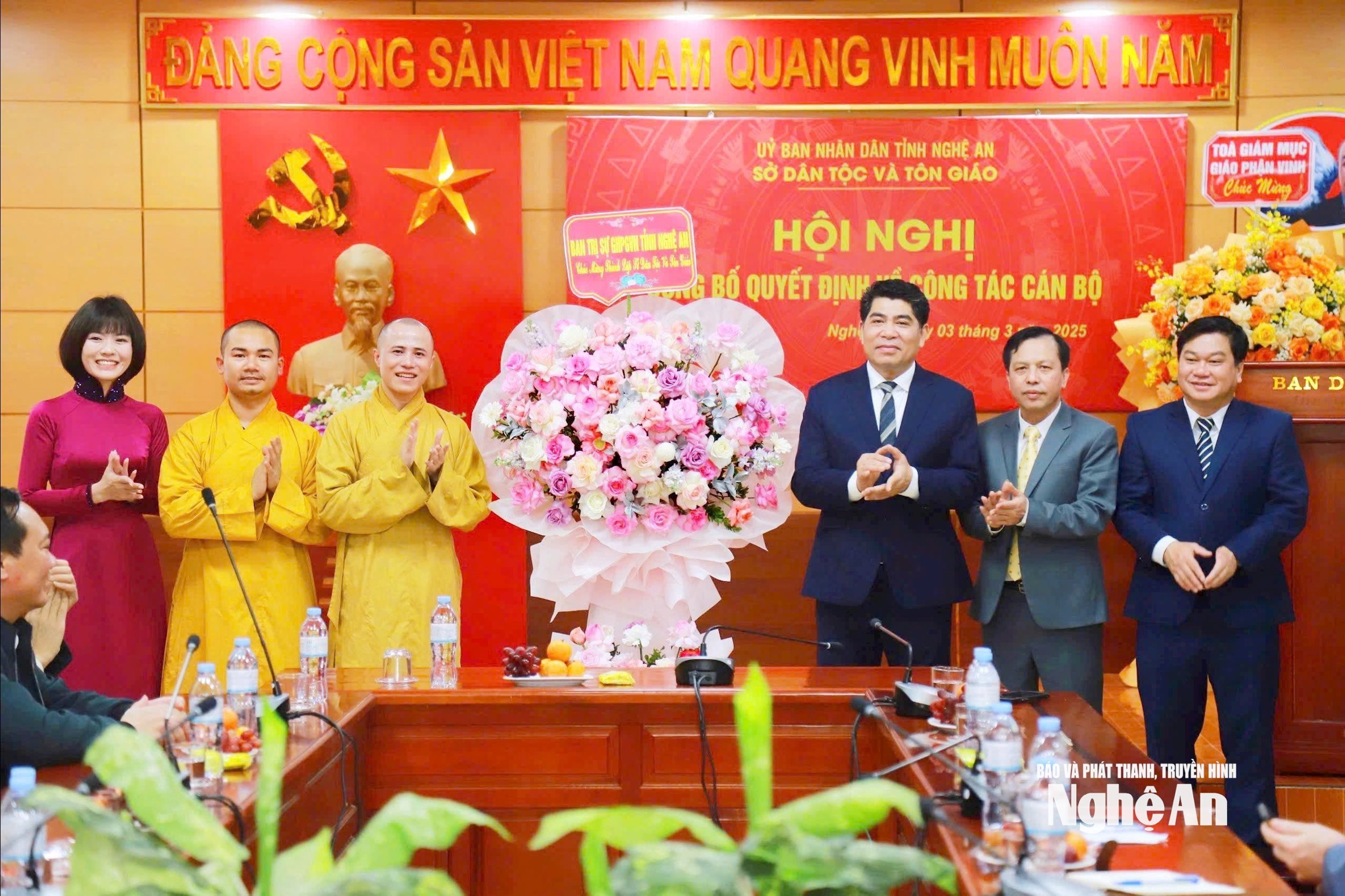 bna_ban-tri-su-ghpg-tinh-nghe-an-chuc-mung-lap-so-dt-va-tg.jpg