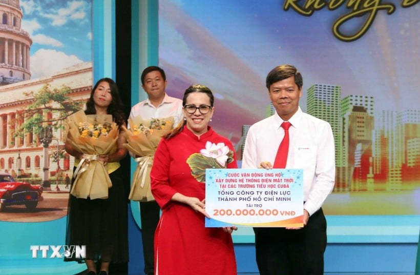 Tổng lãnh sự Cuba tại Thành phố Hồ Chí Minh Ariadne Feo Labrada (trái) tiếp nhận bảng tượng trưng ủng hộ của các đơn vị, nhà tài trợ. (Ảnh: TTXVN)