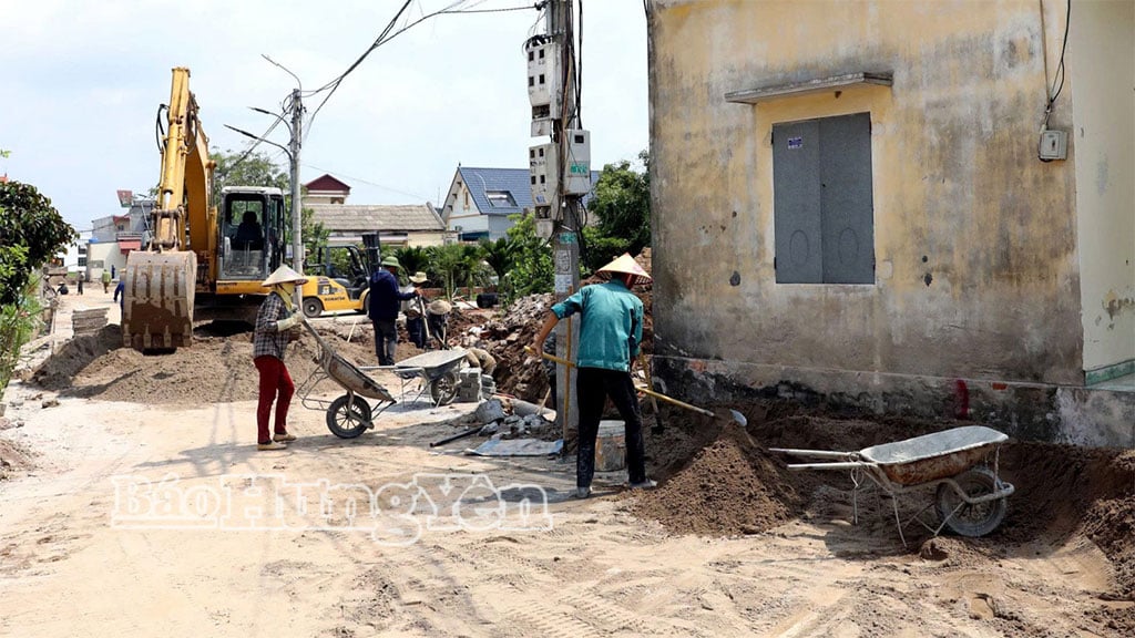 Thi công xây dựng đường giao thông ở xã A Sào.