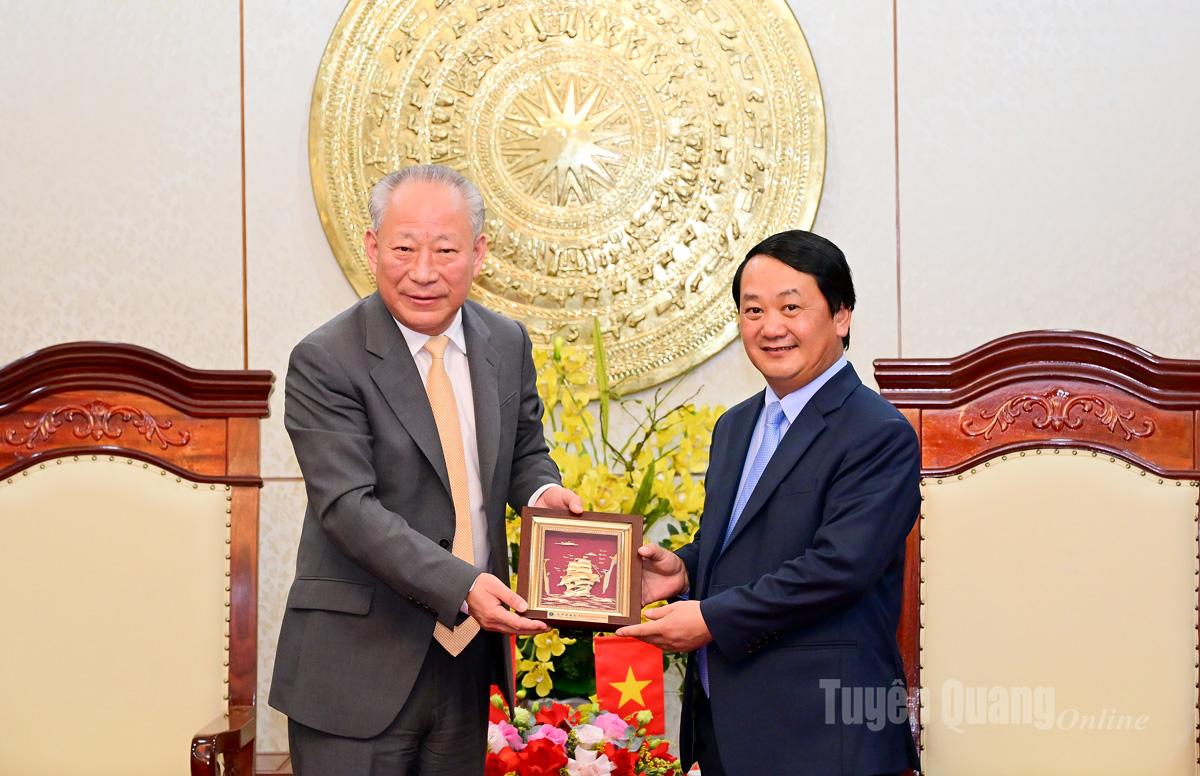 Tập đoàn Xây dựng Thái Bình Dương, Trung Quốc tặng quà lựu niệm cho Bí thư Tỉnh ủy Hầu A Lềnh.
