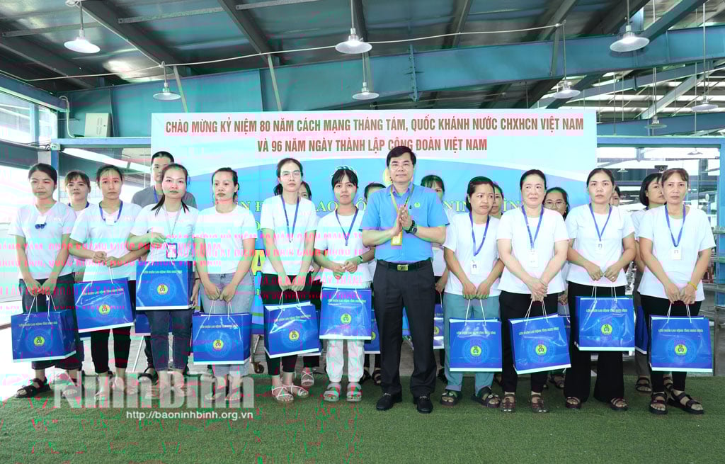 Đồng chí Nguyễn Hải Long, Phó Chủ tịch Ủy ban MTTQ Việt Nam tỉnh, Chủ tịch LĐLĐ tỉnh trao tặng quà cho công nhân lao động có hoàn cảnh khó khăn.