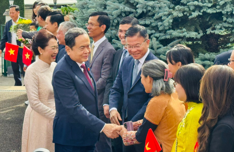 Chủ tịch Quốc hội thăm cơ quan đại diện Việt Nam, gặp gỡ cộng đồng người Việt Nam tại Thụy Sĩ