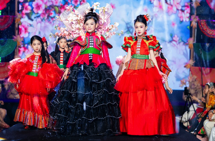 Văn hóa Tây Bắc được tái hiện rực rỡ trong &quot;Vietnam Iconic Runway - Trạm di sản&quot;.
