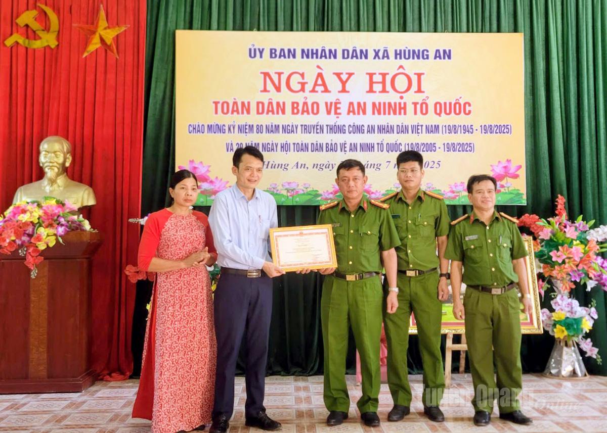 Đại tá Đỗ Tiến Dũng, Phó Giám đốc Công an tỉnh trao Bằng khen của Bộ Công an cho cán bộ và Nhân dân xã Hùng An.