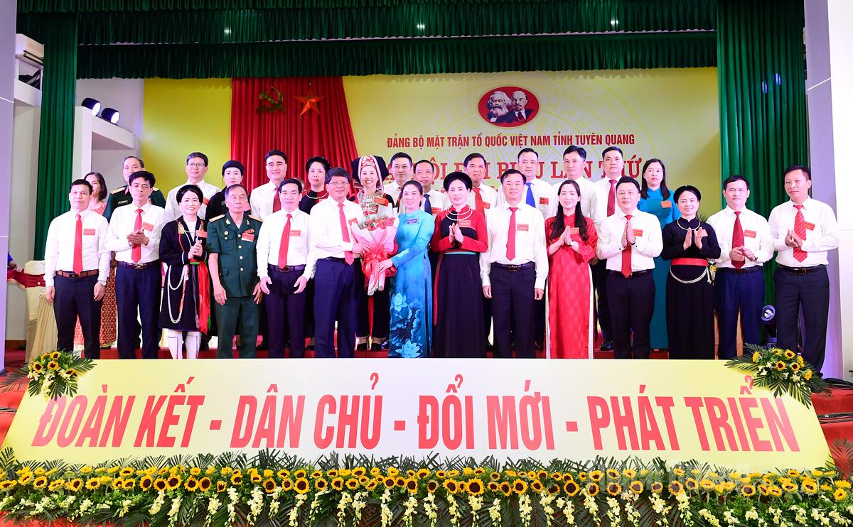 សមមិត្ត Le Thi Kim Dung អនុលេខាអចិន្ត្រៃយ៍គណៈកម្មាធិការបក្សខេត្ត លេខាគណៈកម្មាធិការបក្សនៃស្ថាប័នបក្សខេត្ត ជូនកម្រងផ្កាអបអរសាទរគណៈប្រតិភូដែលចូលរួមមហាសន្និបាតគណៈកម្មាធិការបក្សនៃស្ថាប័នបក្សខេត្តអាណត្តិ 2025-2030។