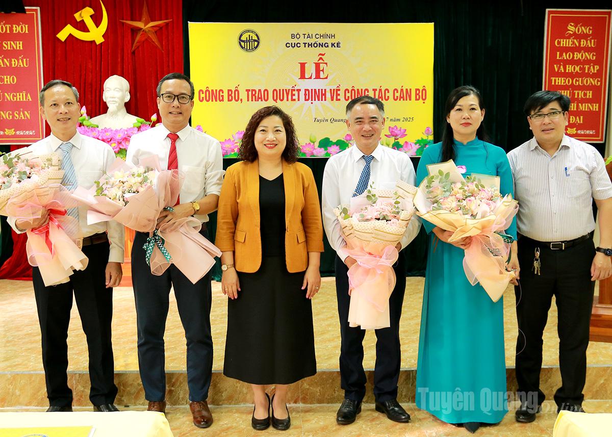 Đồng chí Lê Thị Tường Thu, Phó cục trưởng Cục Thống kê trao Quyết định tiếp nhận, bổ nhiệm Trưởng, Phó Thống kê tỉnh Tuyên Quang.
