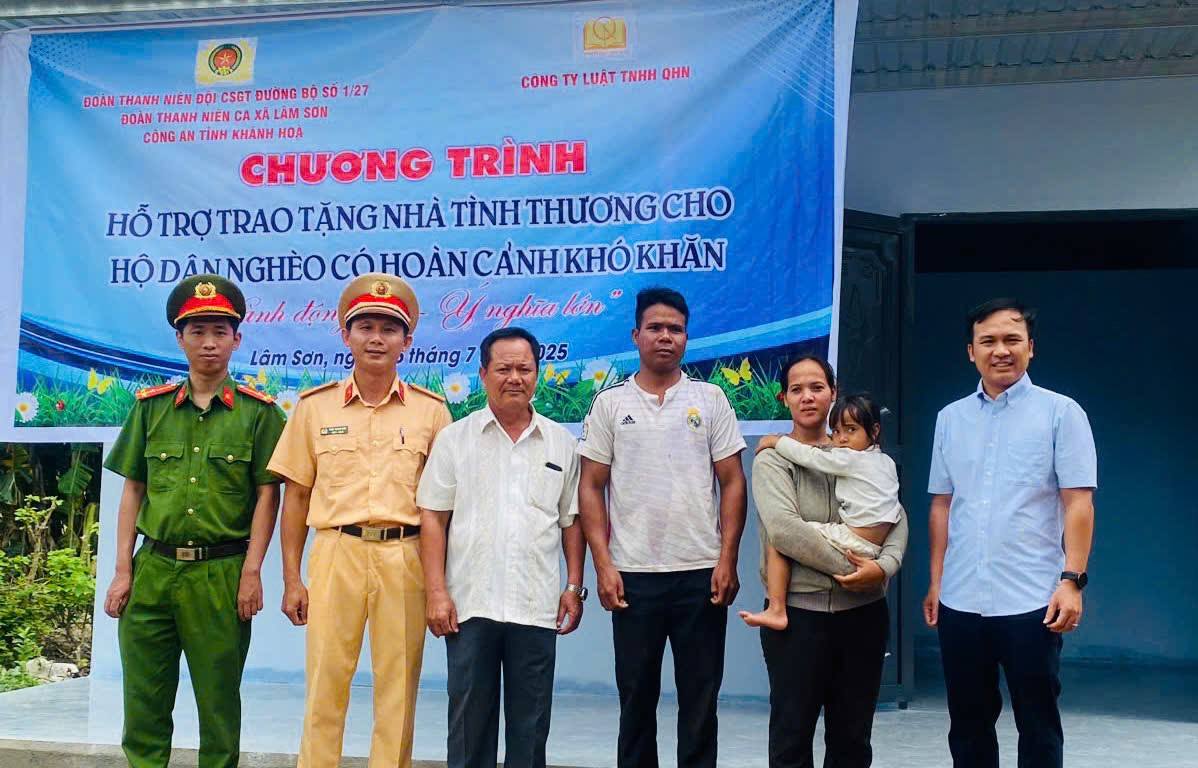 Đội Cảnh sát giao thông Đường bộ số 1/27 tao nhà tình thương cho gia đình ông Hưng