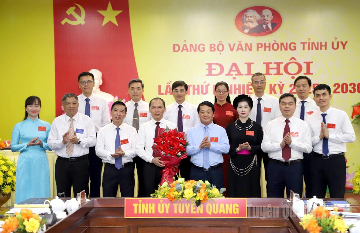 Các đồng chí Thường trực Tỉnh ủy và lãnh đạo Đảng ủy các cơ quan Đảng tỉnh tặng hoa, chúc mừng BCH Đảng bộ Văn phòng Tỉnh ủy.