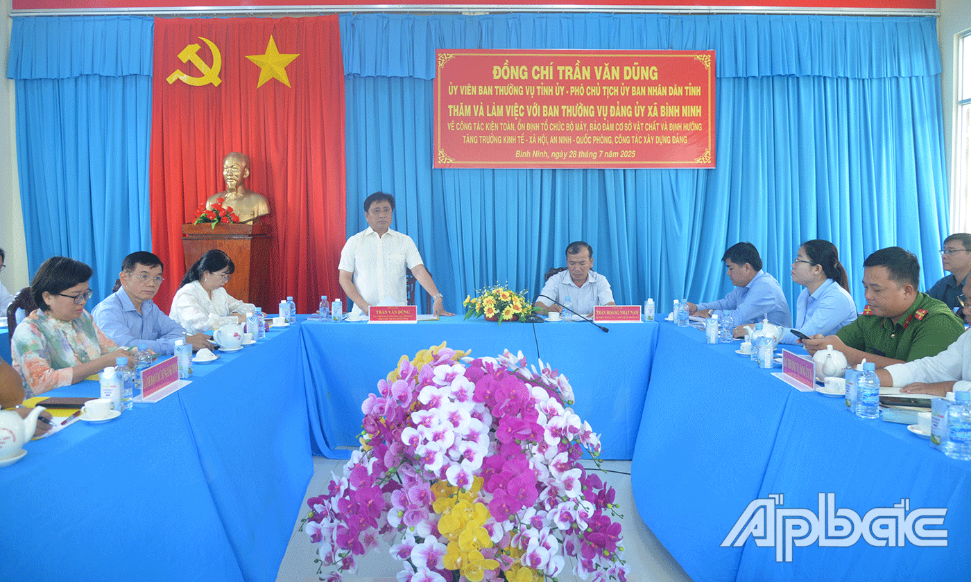 Đồng chí Trần Văn Dũng làm việc tại xã Bình Ninh.