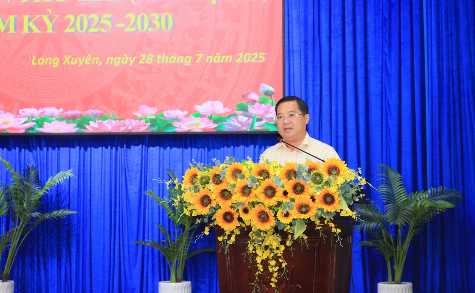 Đồng chí Huỳnh Quốc Thái, Ủy viên Thường vụ Tỉnh ủy, Bí thư Đảng ủy, Chủ tịch HĐND phường Long Xuyên phát biểu kết luận hội nghị