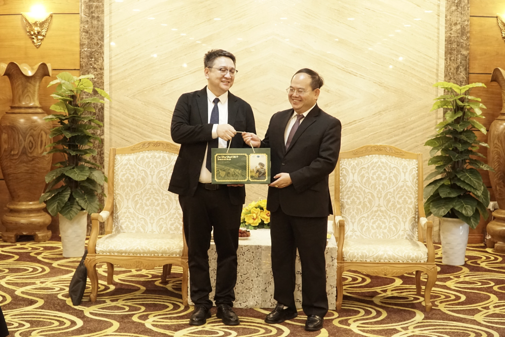 Bí thư Tỉnh ủy Quản Minh Cường tặng quà lưu niệm cho đoàn công tác Tập đoàn đầu tư Quảng Tây, Trung Quốc.