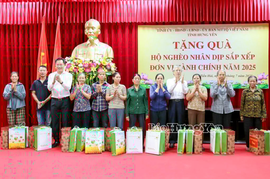 Các đồng chí: Trần Quốc Vượng, nguyên Ủy viên Bộ Chính trị, nguyên Thường trực Ban Bí thư; Nguyễn Hữu Nghĩa, Ủy viên Ban Chấp hành Trung ương Đảng, Bí thư Tỉnh uỷ tặng quà hộ nghèo xã Tiền Hải.