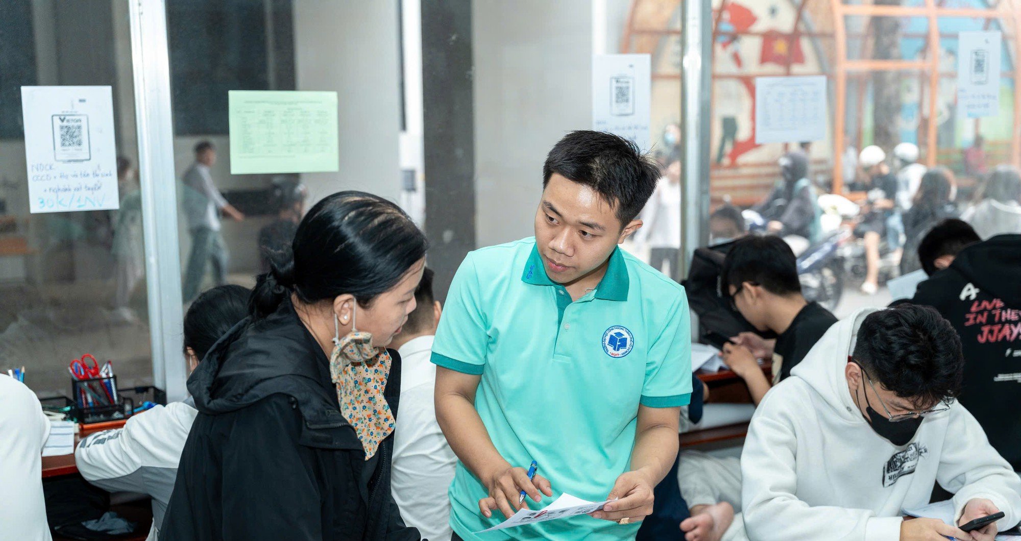 Tuyển sinh ĐH 2025 và những điều cần biết về điểm sàn đại học - Ảnh 1.