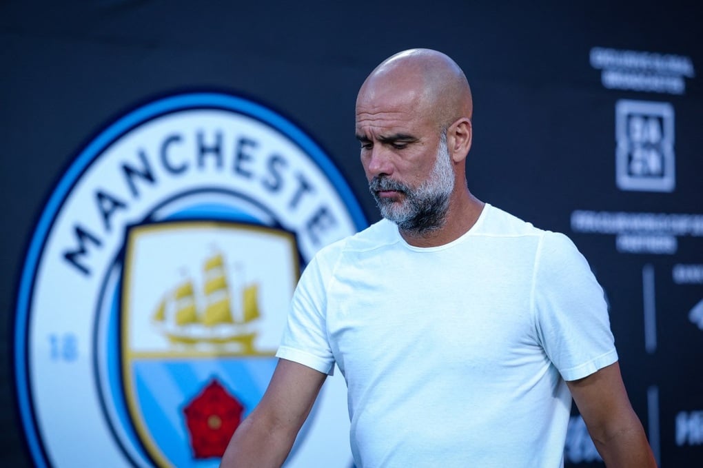 HLV Pep Guardiola khiến nhiều người bất ngờ vì vẻ ngoài khác lạ - 1