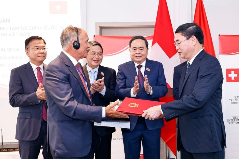 vna-potal-chu-tich-quoc-hoi-du-toa-dam-xay-dung-va-van-hanh-trung-tam-tai-chinh-quoc-te-va-khuyen-nghi-cho-viet-nam-8176538.jpg