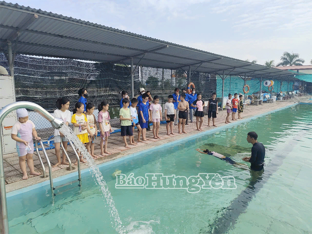 Kết thúc khoá học, các em đều được kiểm tra kỹ năng bơi cơ bản.
