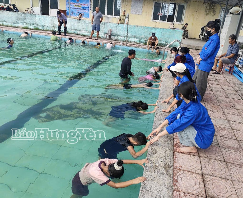 Đoàn viên, thanh niên dạy bơi miễn phí cho trẻ em.