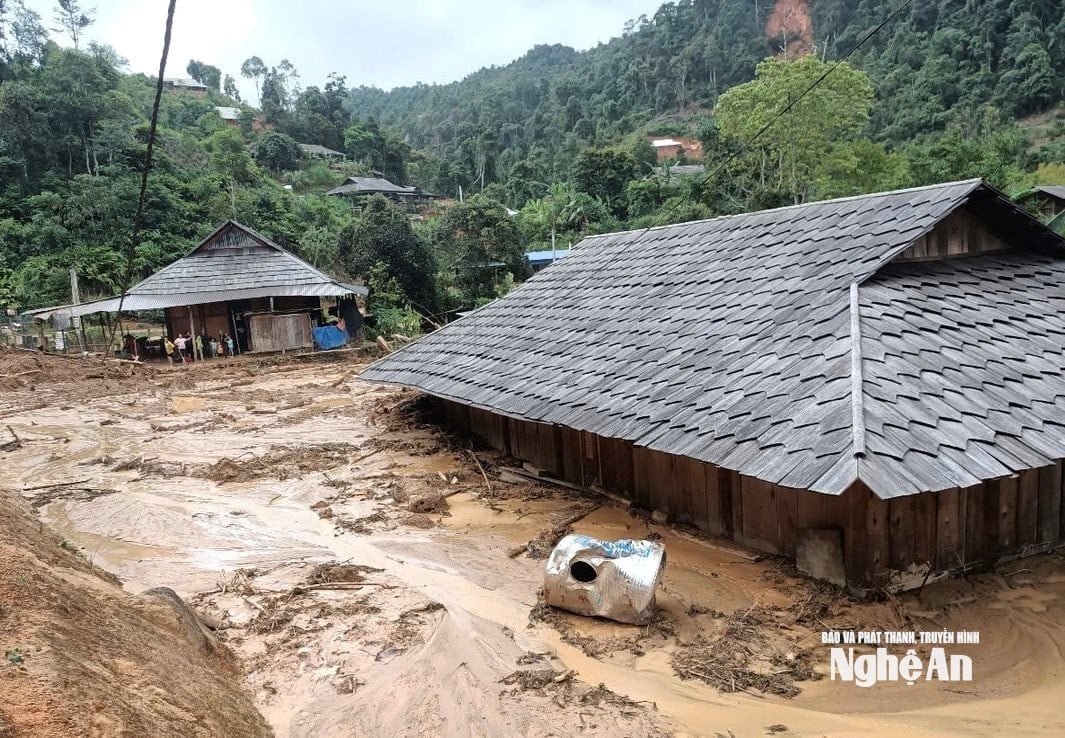 Im Dorf Huoi Moi liegen vier verschüttete Häuser, die aufgrund des dicken Schlamms nicht repariert werden können. Foto: Van Truong