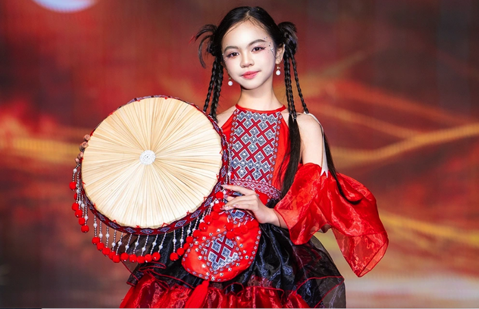 Bộ sưu tập lấy cảm hứng từ vẻ đẹp của hoa rừng Tây Bắc, kết hợp các họa tiết thổ cẩm.