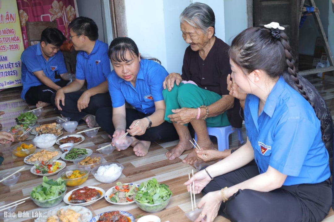 Đoàn phường Tuy Hòa tổ chức chương trình Bữa cơm cùng Mẹ tại nhà Mẹ Trần Thị Bương (phường Tuy Hòa) là mẹ của liệt sĩ Nguyễn Sum.