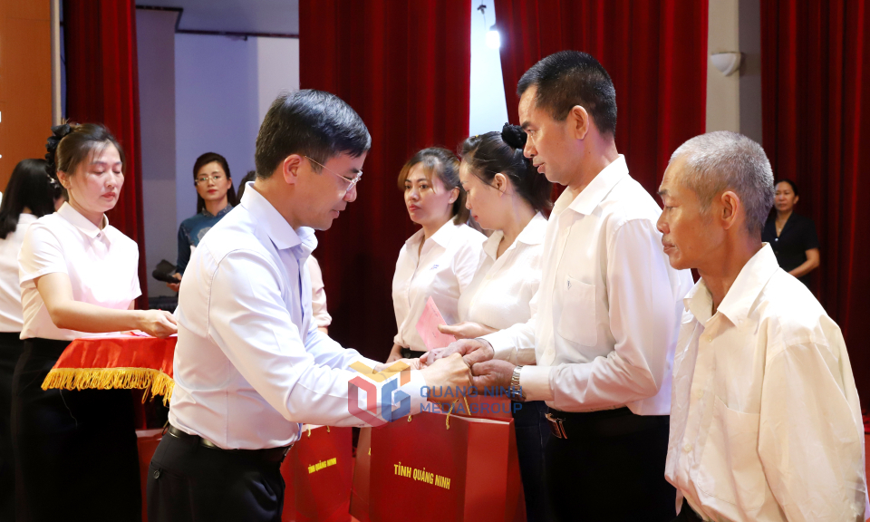 សមមិត្ត Pham Duc An អនុលេខាគណៈកម្មាធិការបក្សខេត្ត ប្រធានគណៈកម្មាធិការប្រជាជនខេត្ត ជូនអំណោយដល់កម្មករនិយោជិតដែលកំពុងជួបការលំបាក។