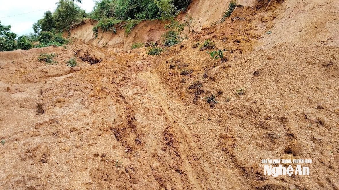 Die Straße zum Dorf Huoi Moi in der Gemeinde Tri Le ist stark erodiert, was die Fortbewegung erschwert. Foto: Van Tru