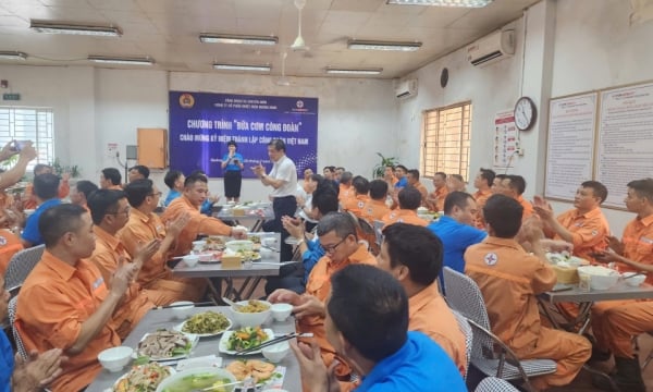 Bữa cơm Công đoàn”  tại Công ty CP Nhiệt điện Quảng Ninh: Ấm lòng giữa ca làm việc