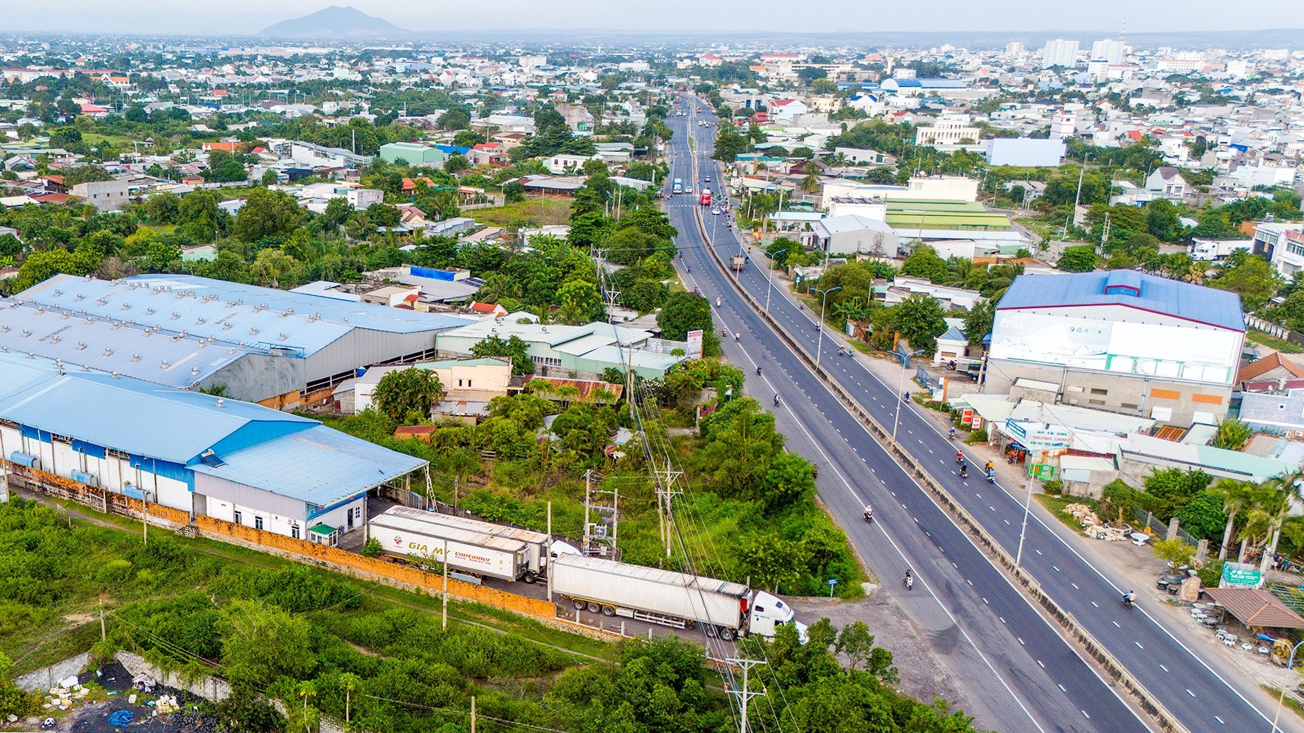 Nhiều cơ sở sản xuất kinh doanh, dịch vụ dọc theo tuyến đường Trường chinh trên địa bàn phường Bình Thuận (ảnh N. Lân)
