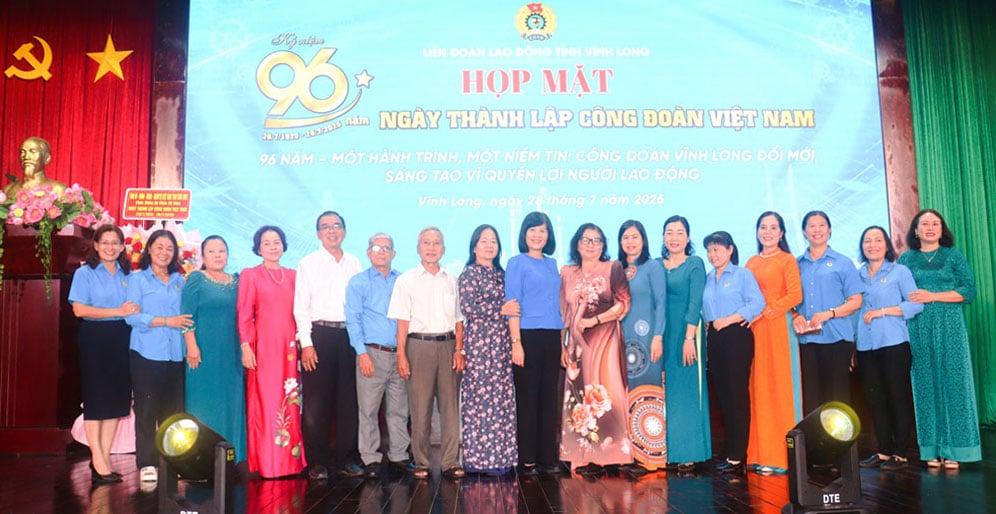 Các đại biểu chụp ảnh lưu niệm tại buổi họp mặt.
