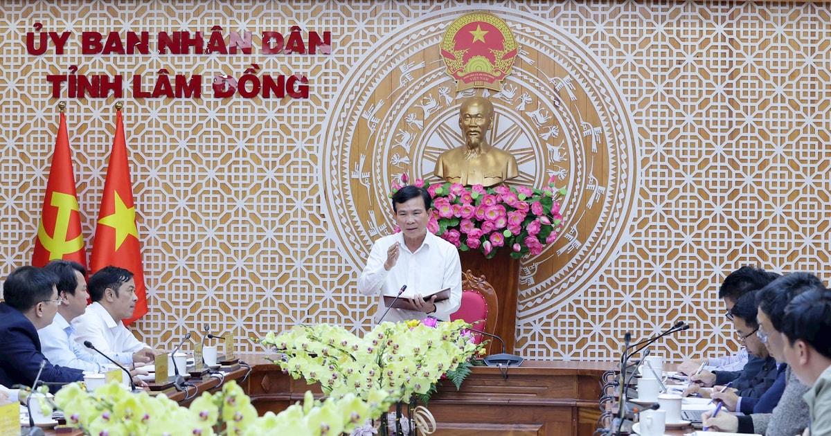 Chairman of Lam Dong Provincial People's Committee Ho Van Muoi chaired a meeting to discuss removing obstacles in key traffic projects.