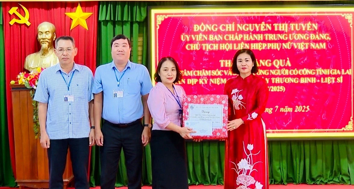 Chủ tịch Hội LHPN Việt Nam Nguyễn Thị Tuyến tri ân Mẹ Việt Nam Anh hùng, người có công cách mạng tại Gia Lai